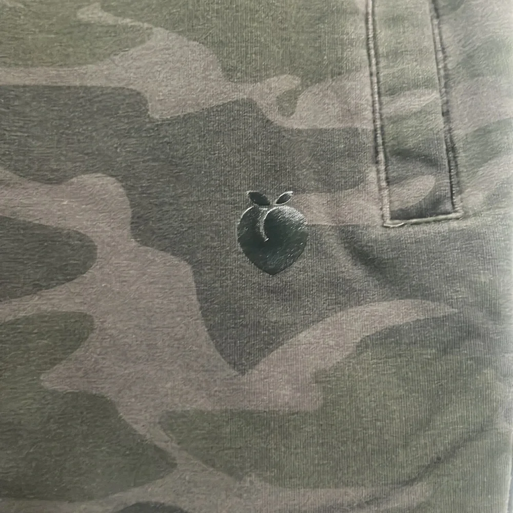 MEN’s Flexliving Camo Joggers with side & back zippers pockets size SMALL - Picture 2 of 7